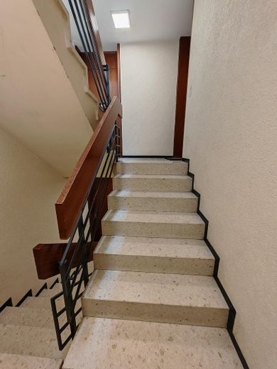 bezugsfreie und helle 3-Zi. Penthouse Wohnung in Schelmenholz – Treppenhaus