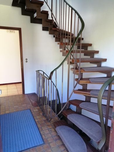 RESERVIERT Einfamilienhaus Massivhaus Einliegerwohnung ruhige Wohnlage Keller Garten – Eingang Treppe