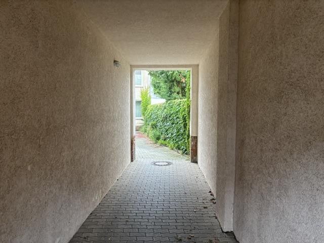 Edificio plurifamiliare con grande corpo posteriore e due garage – Durchgang Innenhof