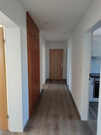 Schöne 2,5-Zimmer Wohnung im 3. OG mit Einbauküche, Balkon und Garage – Flur