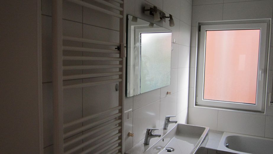 Zentrale ruhige 4,5-Zimmer-Wohnung mit großem Balkon 1. OG in Herrenberg Ziegelfeld von privat – Bad