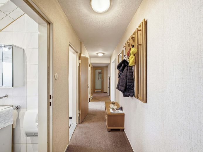 4 Zi. Wohnung, 2 Garagen + 2 Stellplätze – Flur