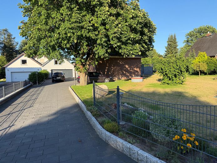 Charmanter Bungalow mit Doppelgarage in Rahmstorf – Auffahrt