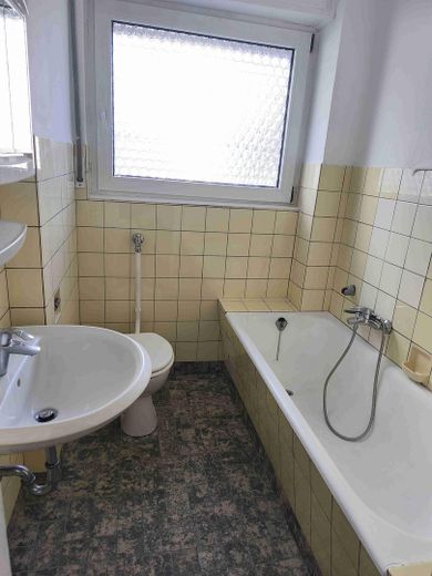 Heidestr. 5  Zemin kat sağ Daire 2: Balkonlu, yeni yenilenmiş 3 odalı daire – Bad