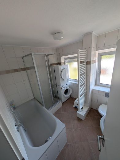 Renovierte 4-Zimmer-Wohnung in Roth - perfekt für die Familie --PROVISONSFREI-- – Bad