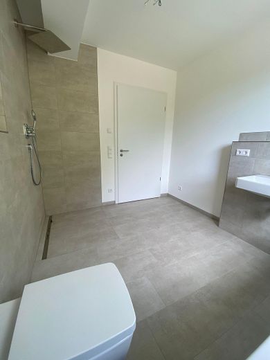 Neue Penthouse-Wohnung mit lichtdurchfluteten Räumen und einem Balkon mit tollem Ausblick – Badezimmer