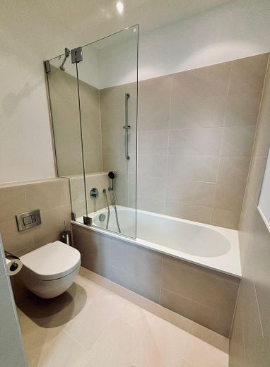 Provisionsfrei: Außergewöhnliche Dachgeschosswohnung mit Blick über Berlin und toller Dach-Terrasse – Bad 2 Duschwanne