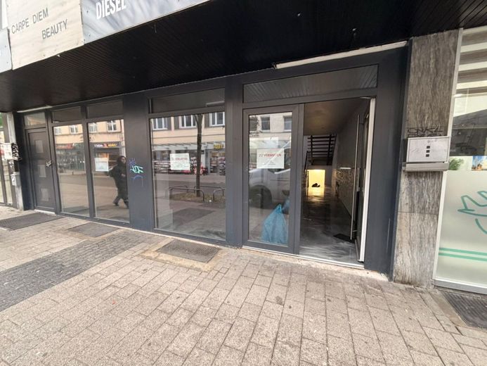 Großräumige Gewerbeimmobilie im Herzen von Moers – Außenansicht