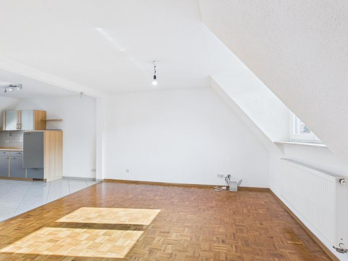 Wunderschöne, offene und modernisierte 2-Zimmer-Wohnung mit Balkon in Stuttgart-Untertürkheim – Wohnzimmer