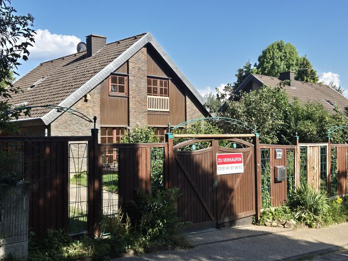 Familienfreundliches Landhaus – von privat – 01_Strassenseite-1