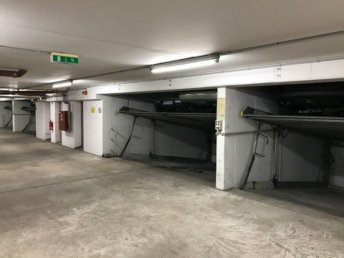 Vivir rodeado de naturaleza en el centro de Berlín | Amplio piso de 2 habitaciones con balcón y plaza de garaje subterráneo | sin comisión – Tiefgarage