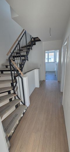 Neubau-Reihenhaus mit Terrasse 140 m² Familienhaus mit sehr niedrigen Energiekosten (EH-40 + PV) – Flur OG