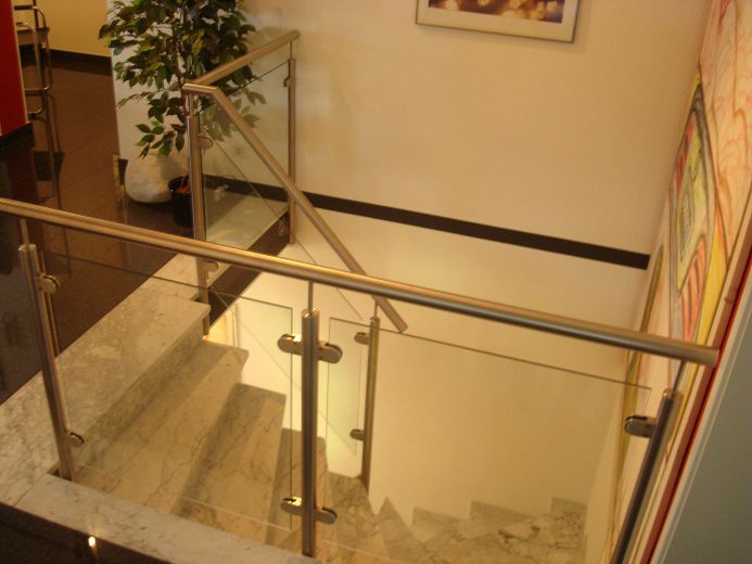 Saarbrücken! Luksusowy dom przy lesie, a jednak w mieście – spokojna, prestiżowa lokalizacja, wszechstronne możliwości wykorzystania – UG 1 Treppe zum UG 2 