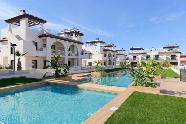 Schöne Wohnung mit großem Pool