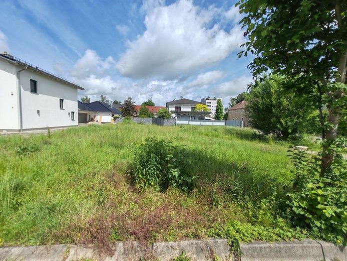 Großzügiges Baugrundstück im Herzen von Waldkraiburg – Ansicht von der Straßenseite