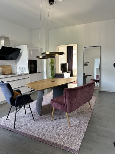 -PROVISIONSFREI- Kernsanierte Altbauwohnung im 2.OG, Denkmal, Wohnküche, Parkett – Küche / Wohnzimmer