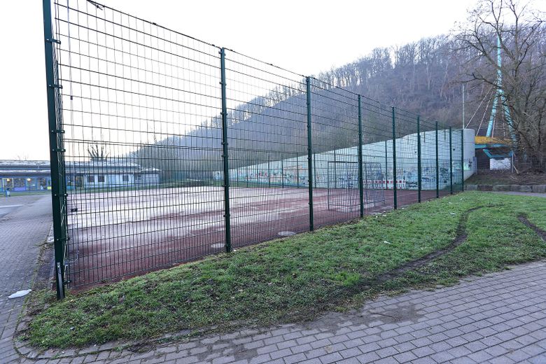 Sportplatz hinter dem Haus