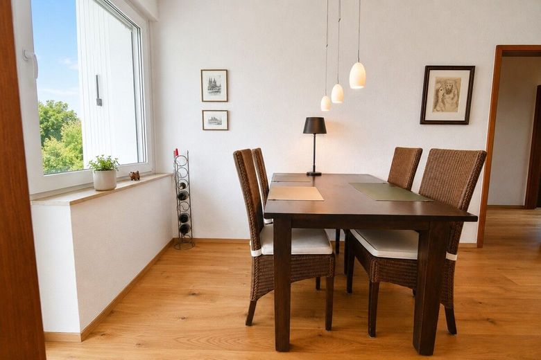 Fast wie im Penthouse - 3 Zi Wohnung + Stellplatz TG u. Wallbox. – Heller Essbereich