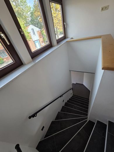115 m² im Zweifamilienhaus | 30 m² Süd-Dachterrasse – Treppenaufgang