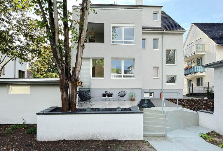 Mieszkanie ogrodowe z poczuciem domu: 105 m² z dużym tarasem w pobliżu Frankfurtu – Gartenseite mit Terrase