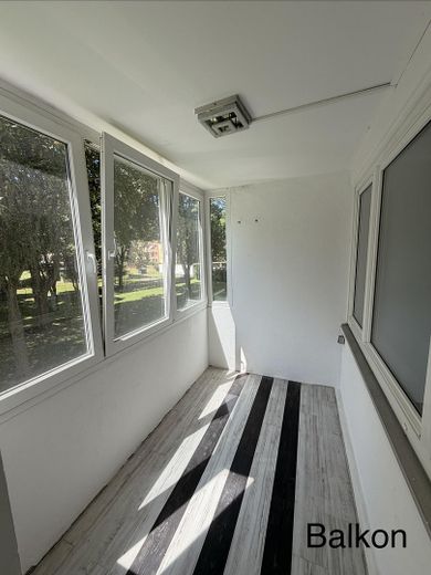 Vollständig renovierte Wohnung mit drei Zimmern sowie Balkon und Einbauküche in Salzgitter – Balkon