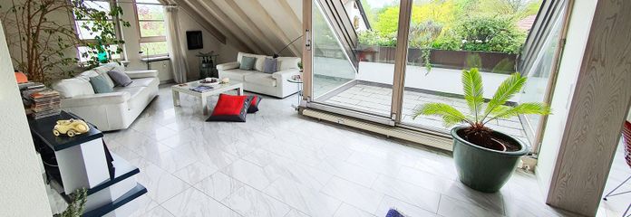 Tolle Lage: Hochwertige 3,5-Zimmer-DG-Galeriewohnung mit 2 Balkonen, 2 Bädern, TG und guter Rendite – Wohn-/Essbereich