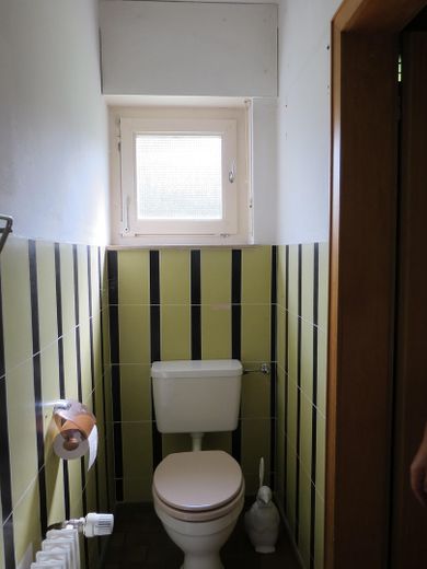 Bungalow mit großem Grundstück und viel Potenzial in außergewöhnlich ruhiger Lage – Gäste WC