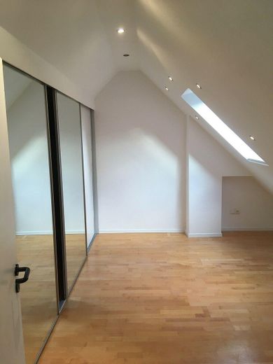 Senza provvigione: appartamento maisonette di 3,5 locali a Lüneburg (105m² di superficie abitabile), pompa di calore, balcone esposto a sud, posto auto – Kinderzimmer im Dachgeschoss