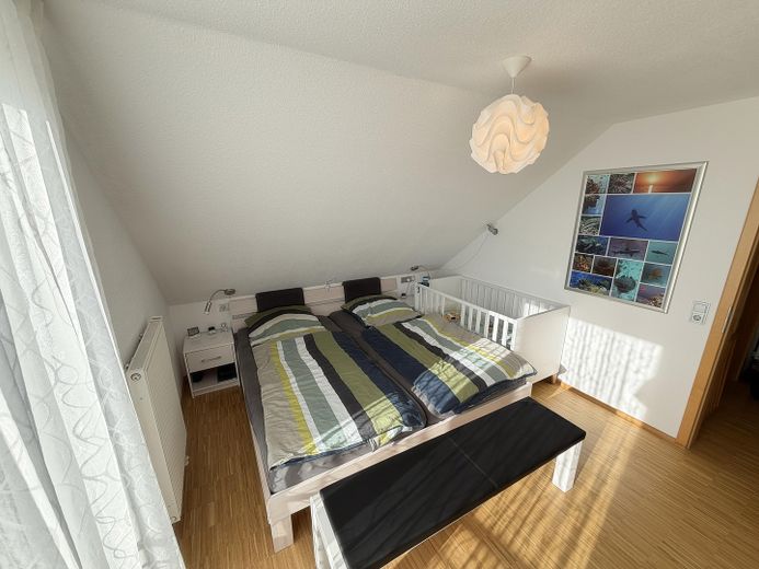 Maisonette mit Weitblick – 2 Balkone, Studio & Tiefgarage am ruhigen Ortsrand (provisionsfrei) – Schlafzimmer