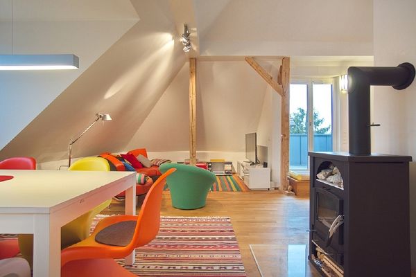 Ático con galería y balcón, estufa de leña, mobiliario de diseño de alta calidad, en una atractiva villa urbana completamente rehabilitada, ¡plaza de garaje subterráneo opcional!