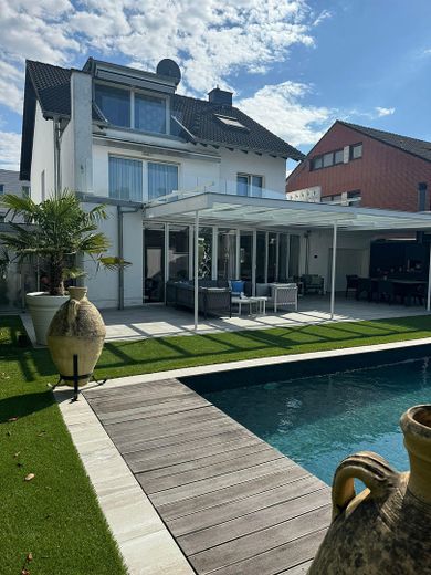 Exklusives Wohnen in bester Lage – Traumgarten mit Pool inklusive – POOL
