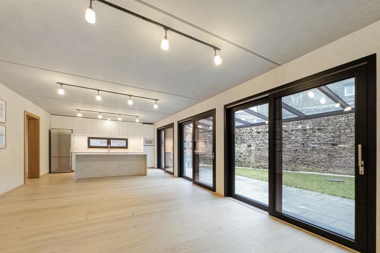 Casa unifamiliar de alta calidad 2023 | Patio privado dentro de la muralla | A+ | Sin comisión – Wohnbereich mit Innenhofblick