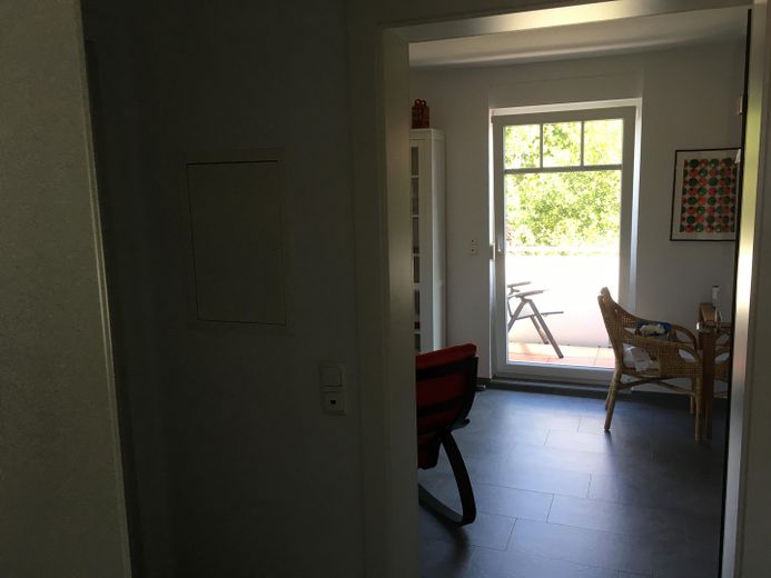 Nowoczesne mieszkanie z przestronną loggią, balkonem i poddaszem w najlepszej lokalizacji w Hooksiel – Blick vom Flur auf Loggia