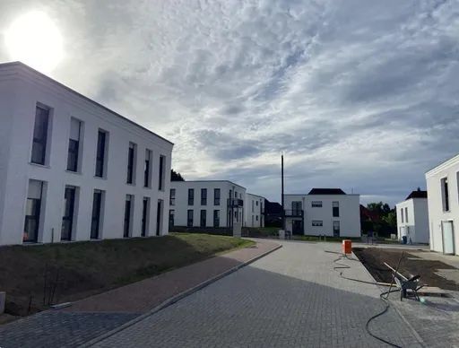 Elegante vivienda de obra nueva con jardín propio a las afueras de Berlín – Straßenansicht zum Gebäude