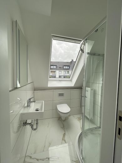 Wohnung im idyllischen Grün in einer Top-Lage. Erstbezug!! – Bad obere  Etage