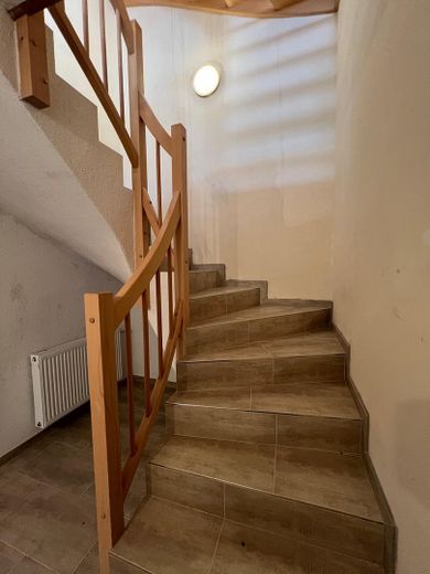 Traumhaftes Haus sucht liebevolle Familie mit Kindern – Treppe zum UG