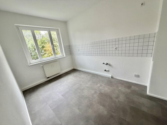 2-Raum-Wohnung mit Balkon & Badewanne - WG geeignet - Parkett-Fußboden – Küche