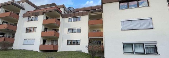 Luminoso y amplio piso de 5 habitaciones con balcón, cocina equipada y garaje en Ammerbuch-Altingen – Hausrückseite