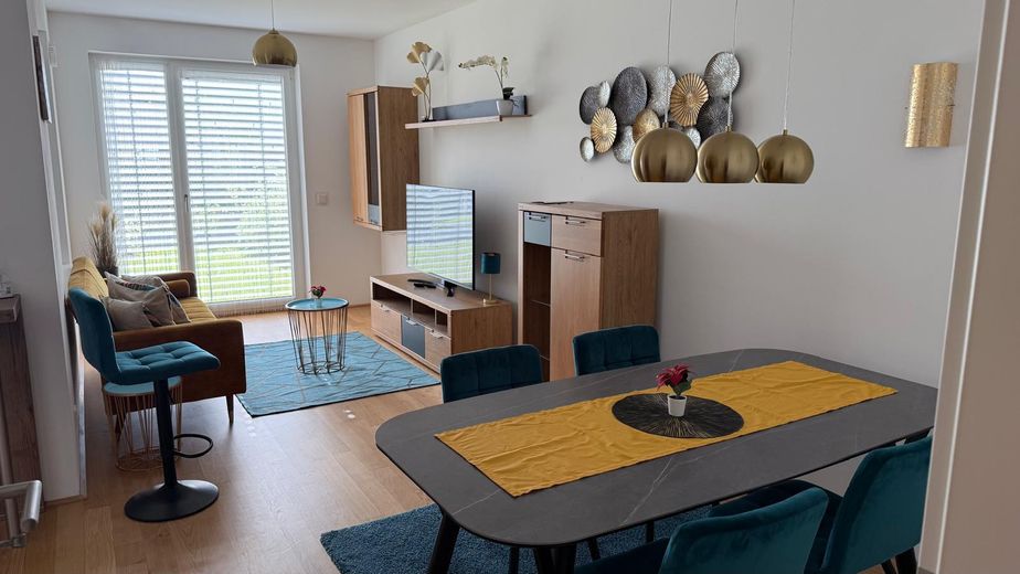 Voll möbliert, auch auf Zeit: exklusive 2-Zimmer-Gartenwohnung in Top-Lage in Freilassing – Wohnzimmer mit Esstisch