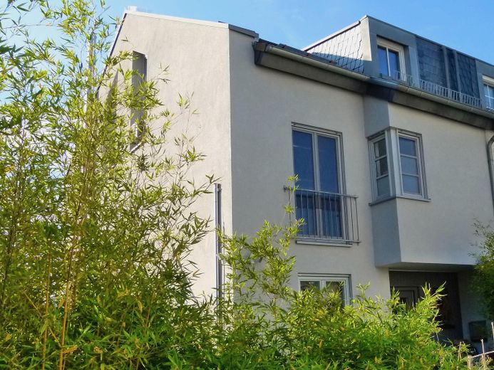 Sonniges Reihenendhaus mit Atelier - ruhige, familienfreundliche Lage, Garten & Blick über Skyline – Vorderansicht Haus Ost