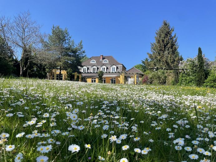 Villa mit Gutshauscharakter auf 3500m²-unverbaubarer Seeblick in Kieler Stadtrandlage – Traumhaus am See - Garten
