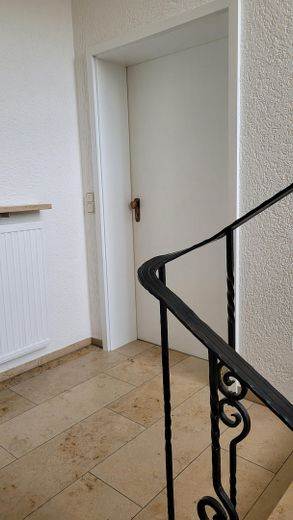Güzel, aydınlık, yeni yenilenmiş 3 odalı daire – Wohnungseingangstür