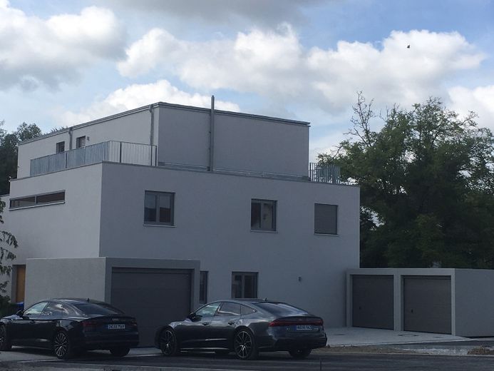 Lussuoso attico con ampia terrazza – Hausansicht