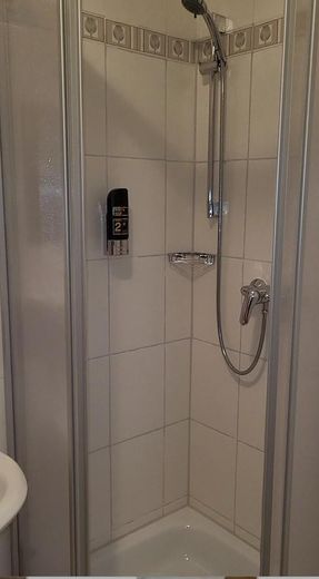 Dusche ältere Pensionszimmer