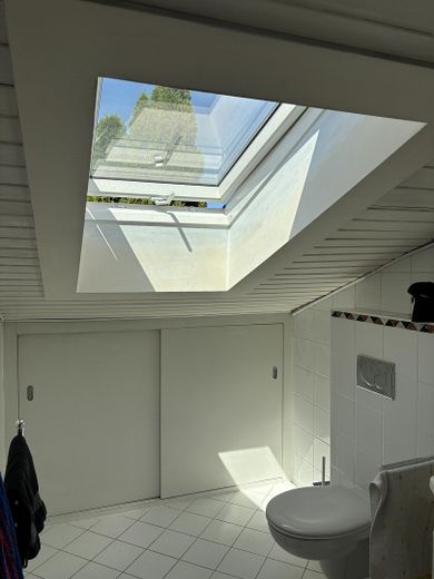 Gepflegtes Reihenmittelhaus mit Dachstudio, Südgarten und flexibler Raumaufteilung – Bad Dachstudio