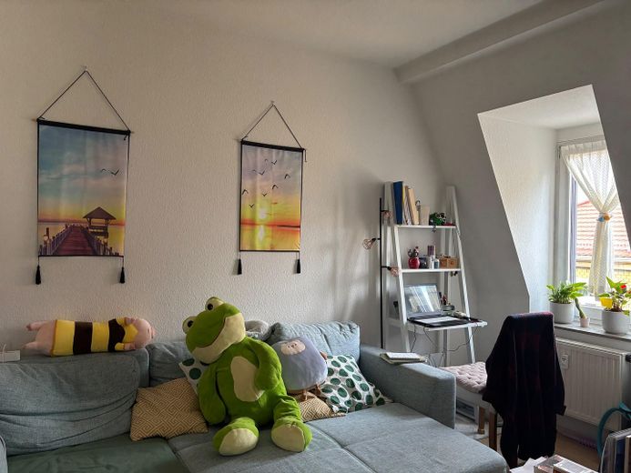 شقة أحلام للعازبين: سحر المبنى التاريخي يلتقي بالحداثة في Dresden-Cotta! – Wohnzimmer