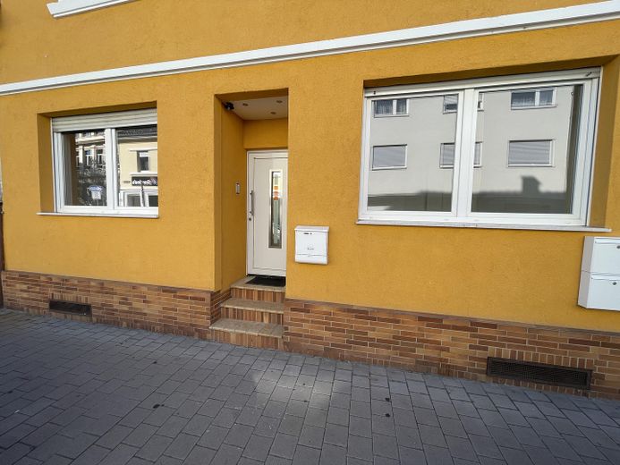 Top Gepflegtes MFH mit Rendite – Hausansicht Straße