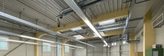 520 m² का व्यावसायिक हॉल – एंटीस्टैटिक विशेष फ़र्श, कार पार्किंग स्थल और बहुमुखी उपयोग