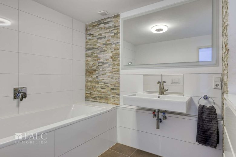 DG-Traum mit Kamin &amp; großem Balkon ins Grüne | 110 m² – Bad