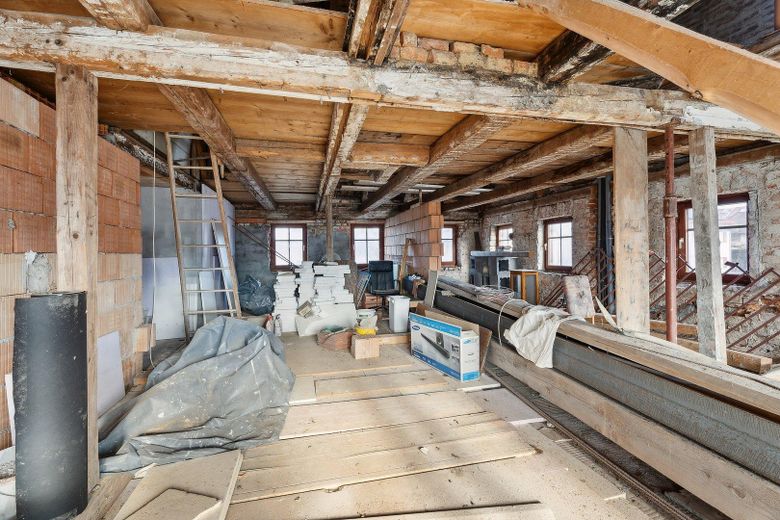 RENDITE > 7% mgl. o. Eigennutzung und Kapitalanlage kombiniert-MFH mit Ausbaupotenzial rd.350 m2 – Altteil DG